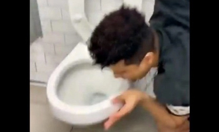 করোনা চ্যালেঞ্জ নিয়ে চাটলেন 'কমোড', ধরলো করোনায়!