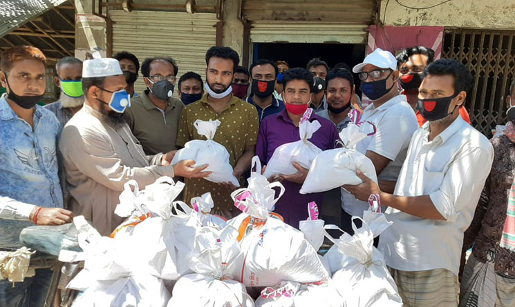 বাগমারার গোয়ালকান্দি আ'লীগের উদ্যোগে ৫শ পরিবারের মাঝে ত্রান বিতরণ