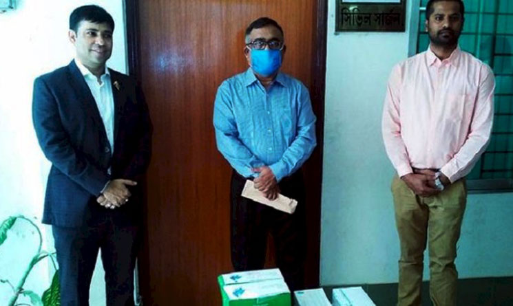 কুমিল্লা স্বাস্থ্য বিভাগকে পিপিই দিলেন আ.লীগ নেতা দেলোয়ার হোসেন ফারুক