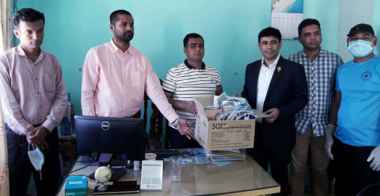 কুমিল্লা স্বাস্থ্য বিভাগকে পিপিই দিলেন আ.লীগ নেতা দেলোয়ার হোসেন ফারুক