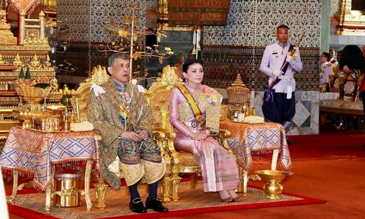 ২০ রক্ষিতাকে সঙ্গে নিয়ে আইসোলেশনে থাই রাজা  