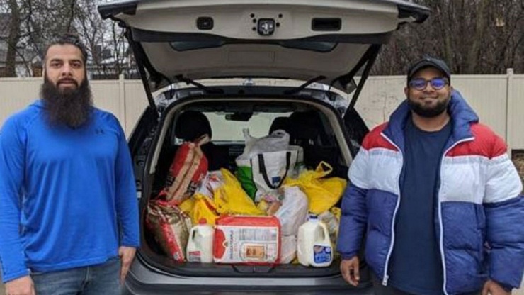 মার্কিন প্রবীণদের খাবার পৌঁছে দিচ্ছেন মুসলিম যুবকরা