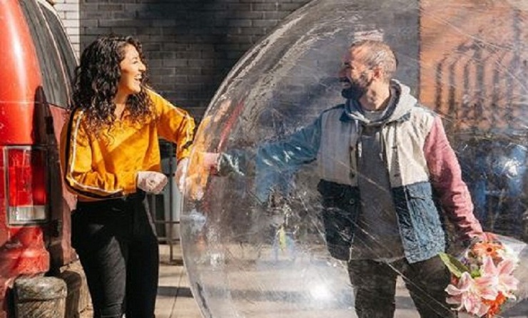 এবার লকডাউনে বেলুনে দুর্ধর্ষ ডেটিং ভাইরাল