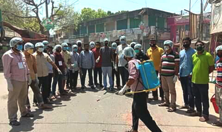 তাহেরপুর পৌরসভায় ছাত্রলীগ নেতার স্প্রে, মাস্ক ও সাবান বিতরণ