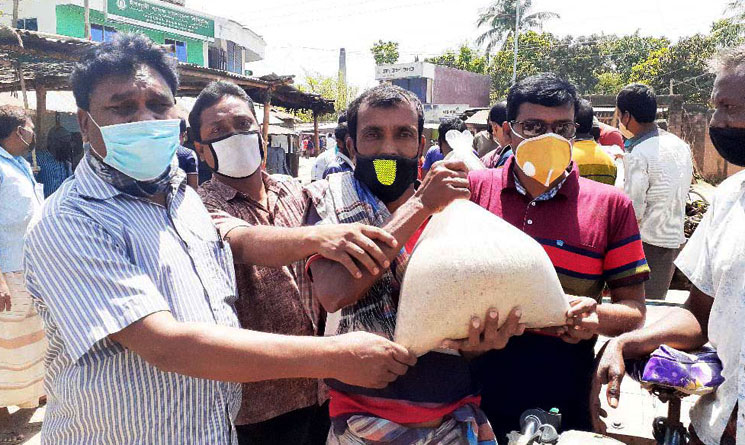 বাগমারার গনিপুরে ৫নং ওয়ার্ড আ’লীগের উদ্যোগে খাদ্য সামগ্রী বিতরণ