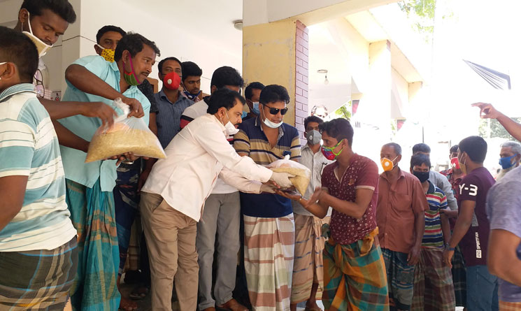 বাগমারায় আউচপাড়ার চেয়ারম্যানের চাল-ডাল মাস্ক বিতরণ