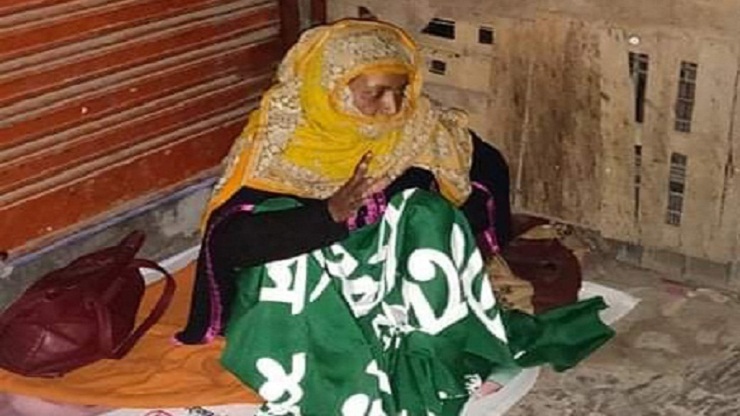 করোনা সন্দেহে ঘরছাড়া করলেন স্বজনরা, সড়কে কাতরাচ্ছেন নারী