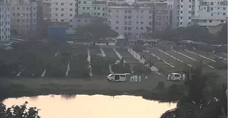 রাজধানীতে নীরবে পিপিই পরে দাফন