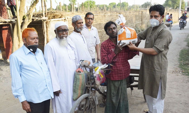 বাগমারার শ্রীপুরে এমপি এনামুলের পক্ষ থেকে সুবিধা বঞ্চিতদের মাঝে খাদ্য সামগ্রী বিতরণ 