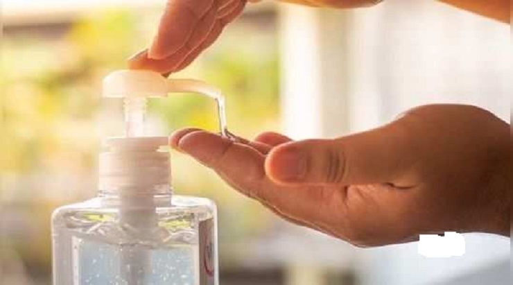 আগুনের সামনে স্যানিটাইজার ব্যবহার করায় ঝলসে গেলেন এক ব্যক্তি