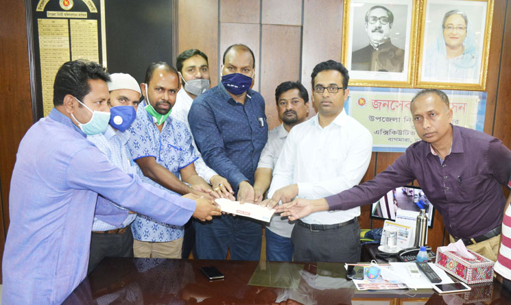 করোনা সংকট মোকাবেলায় জেলা প্রশাসকের ত্রাণ তহবিলে এমপি এনামুল হকের অর্থ সহায়তা