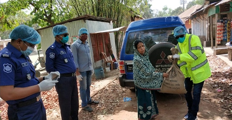 পুলিশের এক মাসের রেশন পাচ্ছেন গাজীপুরের হতদরিদ্ররা