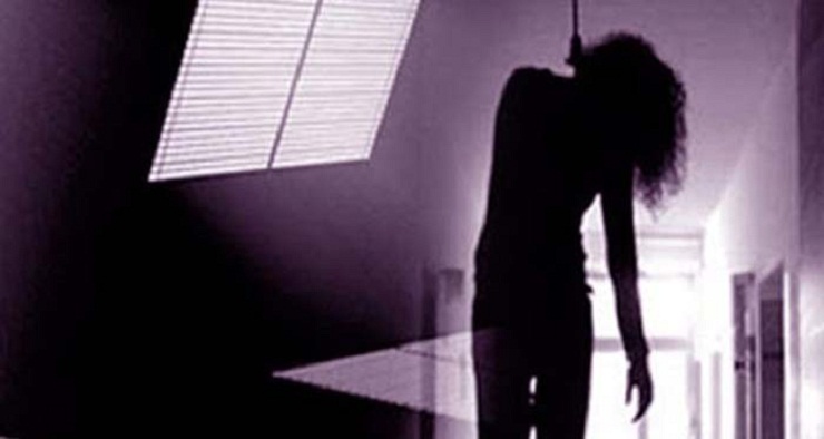 ঘরের পাশে গৃহবধূর ঝুলন্ত লাশ, মৃত্যু নিয়ে ধোঁয়াশা