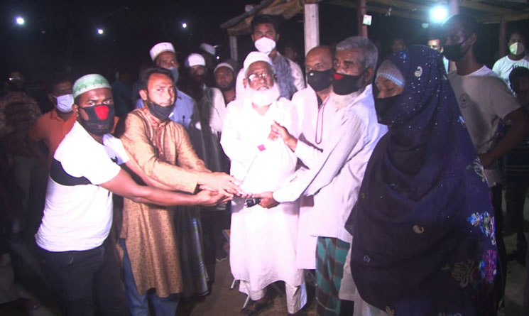 নিন্ম আয়ের মানুষের মাঝে লক্ষ্মীপুর পৌর মেয়র খাদ্য সামগ্রী বিতরণ