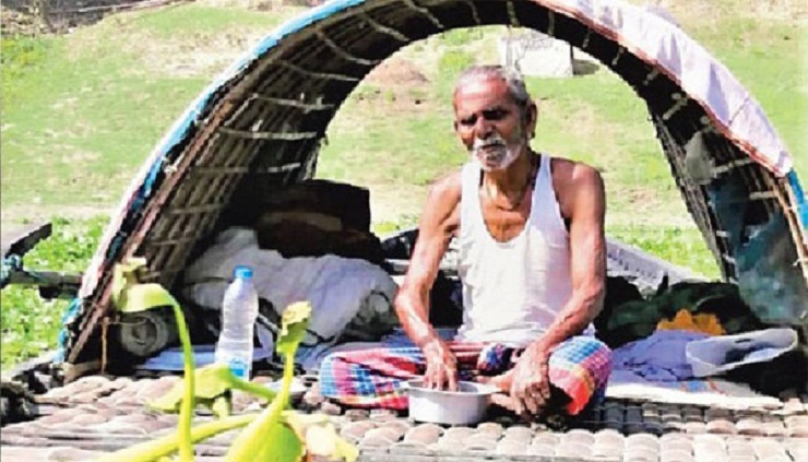 ঠাঁই হয়নি বাড়িতে, নৌকায় কোয়ারেন্টিনে বৃদ্ধ!