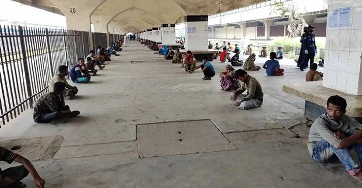 ৫ শতাধিক শিশু-ছিন্নমূল মানুষকে খাওয়াল রেলওয়ে পুলিশ
