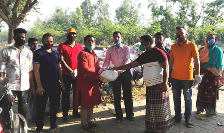 পৌরসভা বঙ্গবন্ধু ফাউন্ডেশনের সভাপতি এপ্যেলো'র সামগ্রী বিতরন