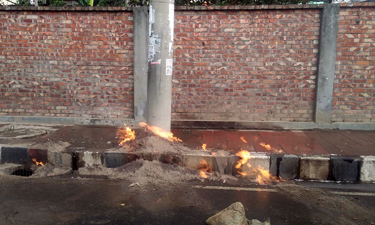 হাতীরঝিলে গ্যাস সঞ্চালনের পাইপ লিক হয়ে হঠাৎ আগুন