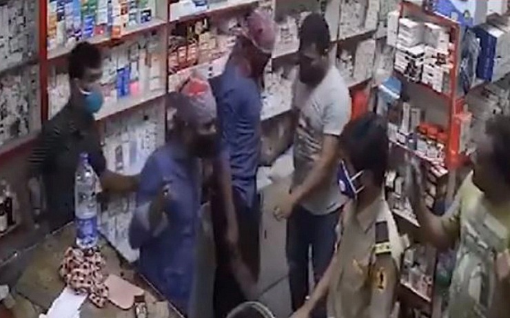 মাথায় গামছা, মুখে মাস্ক পরে ফার্মেসিতে ঢুকে ডাকাতি ভিডিওসহ দেখুন