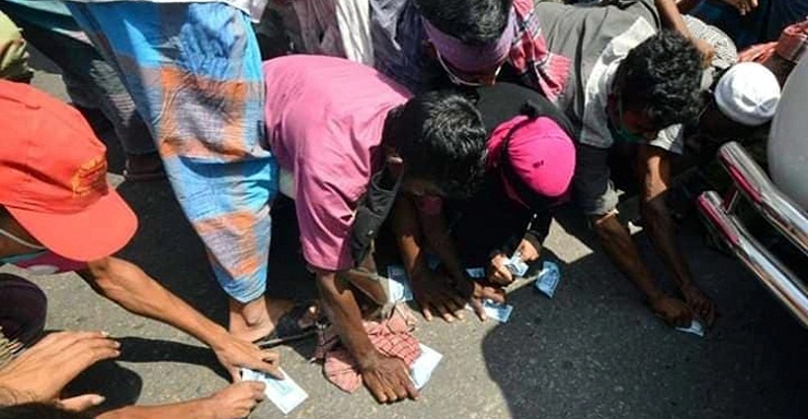 টাকা ছিটিয়ে অনুদান দিলেন ডিএসসিসির কর্মকর্তা