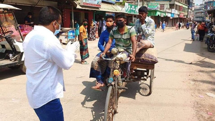 নাটোরে ভ্যানচালককে হাতজোড় করে পৌর মেয়রের মিনতি