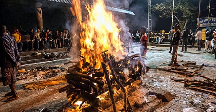 মৃত মুসলিমকে দাফন না করে পোড়ানো হলো চিতার আগুনে