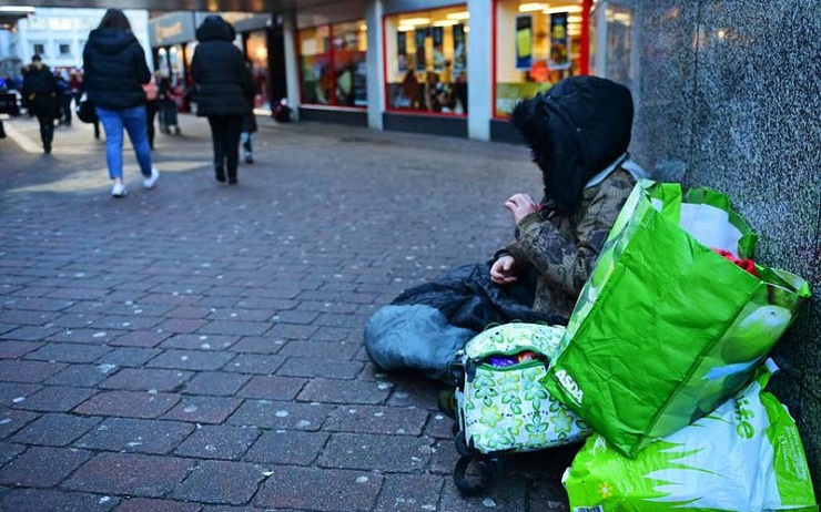 রাস্তা থেকে তারা এখন হোটেলে