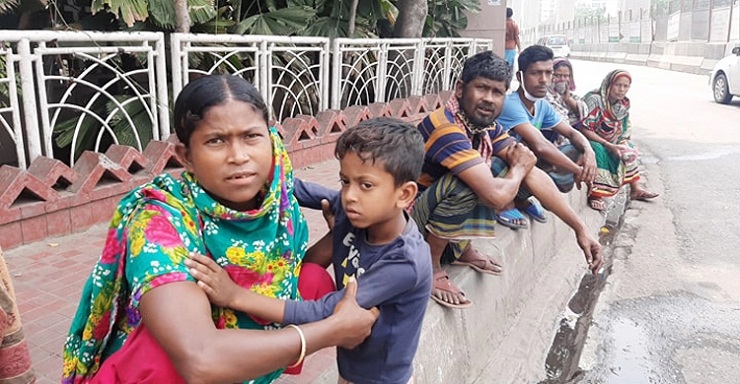 ত্রাণের আশায় রাস্তায় রাস্তায় ঘুরছেন তারা