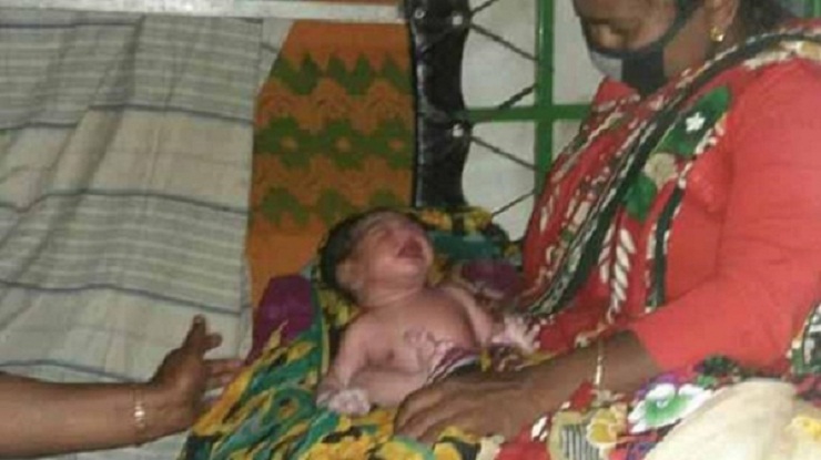 ফিরিয়ে দিলেন চিকিৎসক, বাধ্য হয়ে সড়কে সন্তান প্রসব