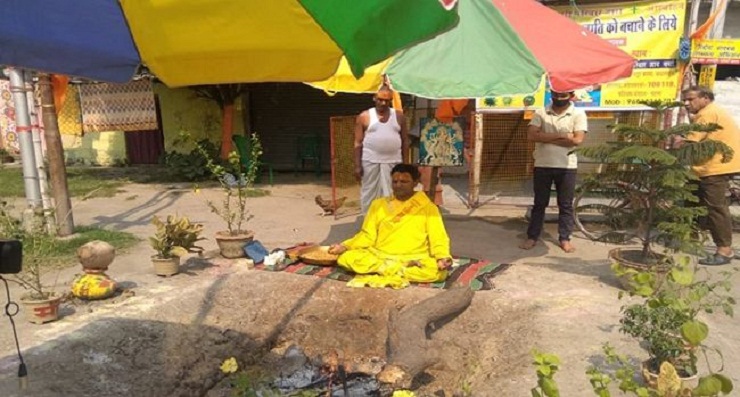 এবার ফুটপাতে মিলছে করোনার ঔষধ 