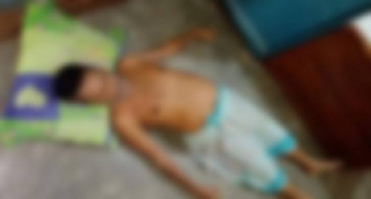 নিজের বাড়িতে মরে পড়ে আছে ব্যবসায়ী, এগিয়ে আসছে না কেউ
