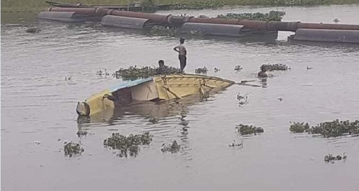 ১০ টাকা দরের ৪০০ বস্তা চালসহ নৌকাডুবি