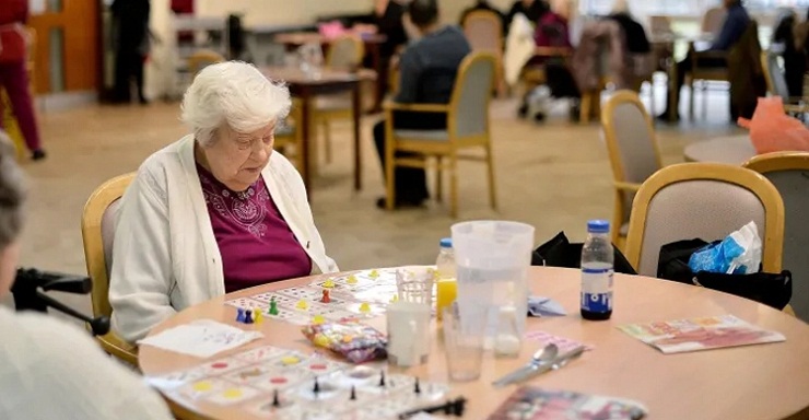 বয়স্কদের মৃত্যুর তথ্য লুকাচ্ছে যুক্তরাজ্য!