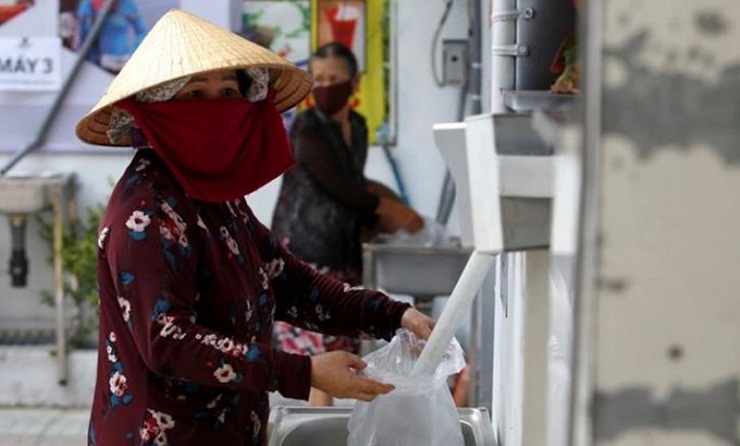 ভিড় করে ত্রাণ বিলি আর নয়, এবার এটিএম মেশিনে চাল বিতরণ!