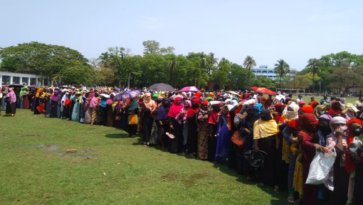 পাবনায় টিসিবির পণ্য কিনতে উপচে পড়া ভিড়, মানেনি শারীরিক দূরত্ব