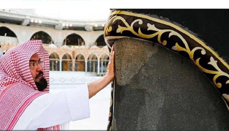 পবিত্র কাবা ঘরে সুগন্ধি মাখালেন শায়খ সুদাইস