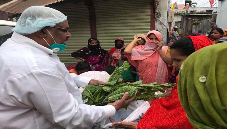 গ্রাম থেকে সবজি এনে উপহার