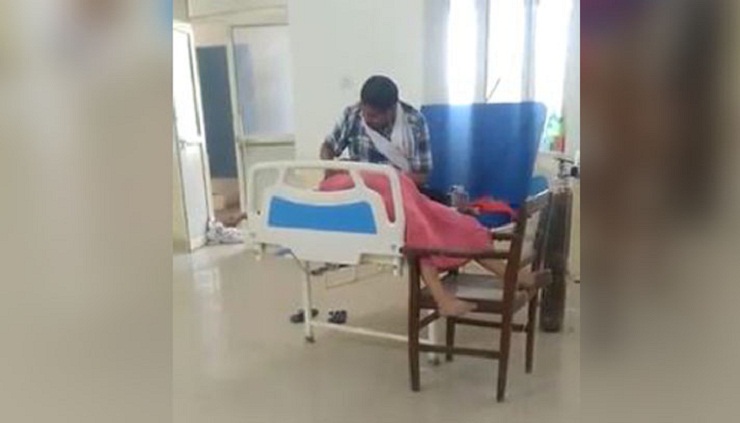 হাসপাতাল শয্যায় ছটফট করছেন মা, প্রাণপণে সিপিআর দেওয়ার চেষ্টা ছেলের