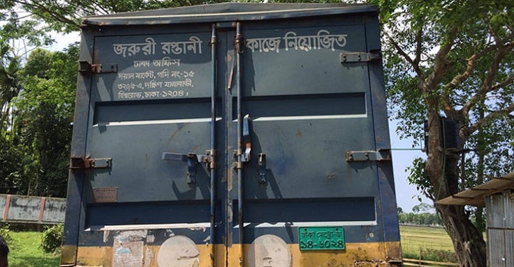 জরুরি রফতানি কাজে নিয়োজিত কাভার্ডভ্যানে পণ্যের বদলে এলো মানুষ