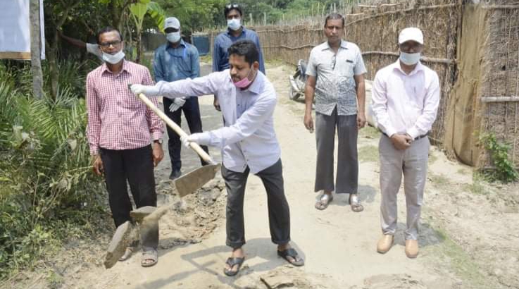 বাগমারার শ্রীপুরে রাস্তা নির্মাণ কাজের উদ্বোধন