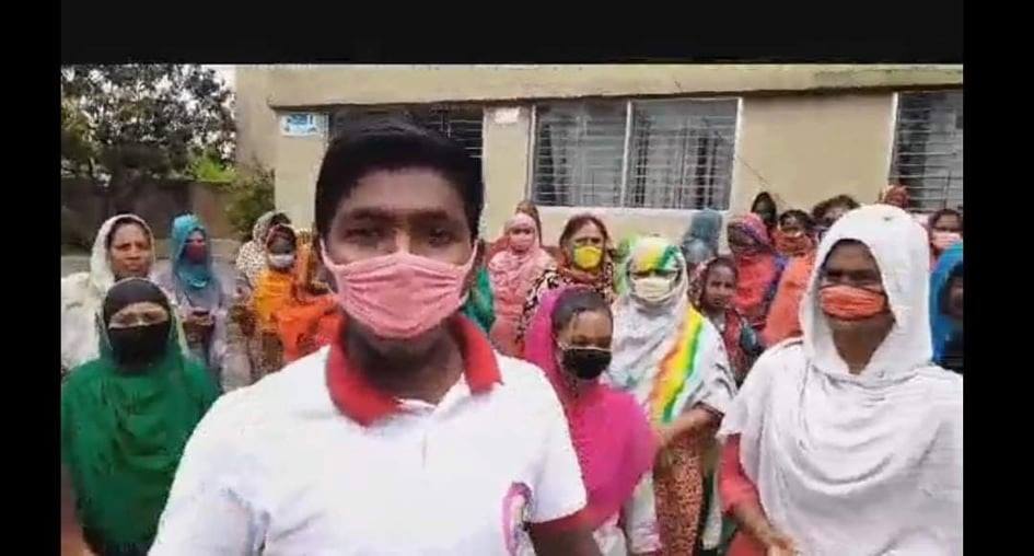 গাজীপুরে বেতনের দাবিতে পোশাক শ্রমিকদের বিক্ষোভ