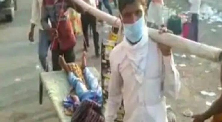 অসুস্থ সন্তানকে বাঁশের স্ট্রেচারে নিয়ে ১৩শ কি.মি এর পথে পরিবার
