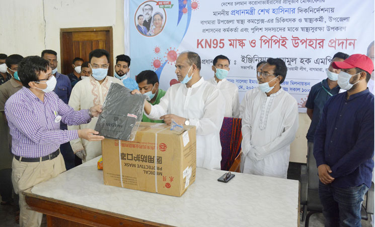 বাগমারায় ডাক্তার, প্রশাসন, পুলিশ এবং সাংবাদিকদের এমপি এনামুল হকের মাস্ক ও পিপিই বিতরণ
