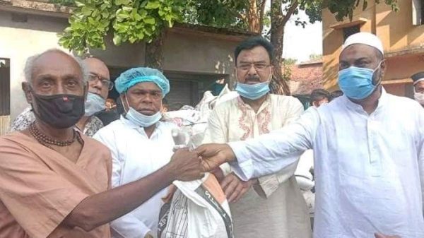 বাগমারার তাহেরপুর হিন্দু-বৌদ্ধ-খ্রিস্টান ঐক্য পরিষদের উদ্যোগে ত্রাণ সামগ্রী বিতরণ