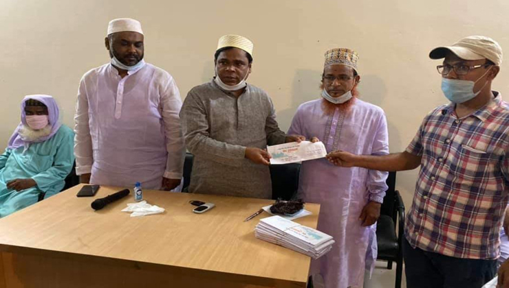 তাহেরপুর পৌরসভায় ঈমাম মুয়াজ্জিনের মাঝে ঈদ উপহার বিতরণ