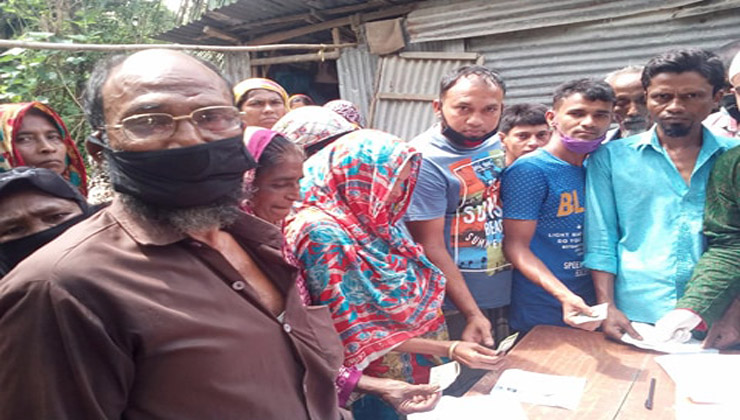 বরুড়ায় মালেশিয়া প্রবাসী মিজান খানের নগদ অর্থ প্রদান 