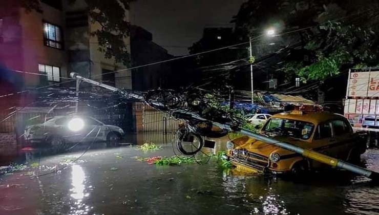 ৫০ বছরে সবচেয়ে বড় দুর্যোগে কলকাতা