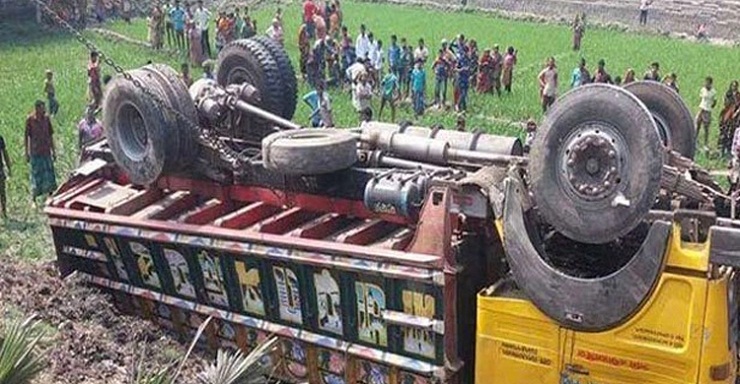 গাইবান্ধায় ট্রাক উল্টে ১৩ জন নিহত