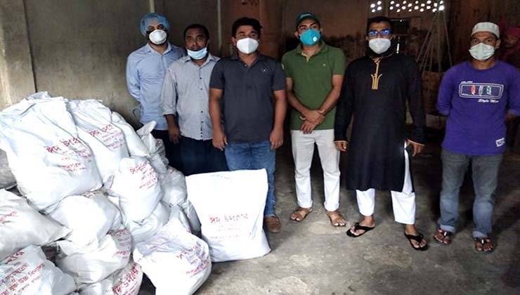 ঈদ উপহার নিয়ে কর্মহীনদের পাশে লাকসাম নবাব ফয়জুন্নেছা ও বদরুন্নেসা যুক্ত উচ্চ বিদ্যালয়ের  ৯৮ ব্যাচের শিক্ষার্থীরা  