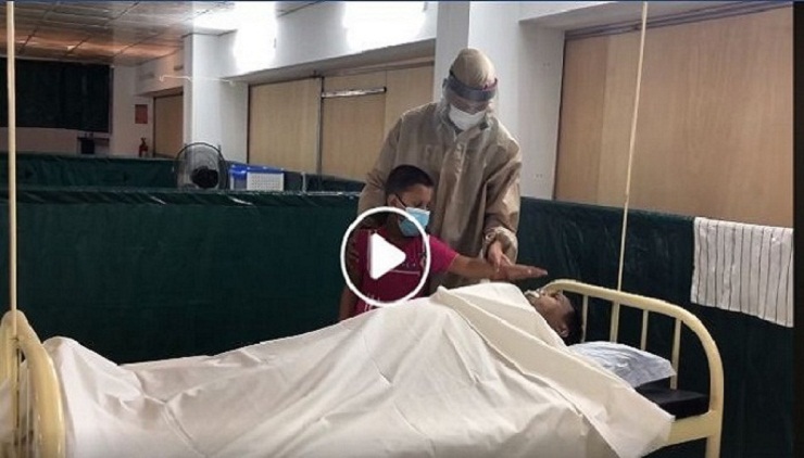 করোনায় নিথর বাবার শরীরে সন্তানের শেষ স্পর্শ (ভিডিও)